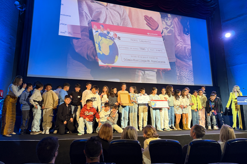 Estudiantes del  Colegio Plurilingüe PP. Franciscanos de Lugo recogen el premio a mejor clipmetraje en la categoría de Primaria. Fotografía: Álvaro Alonso